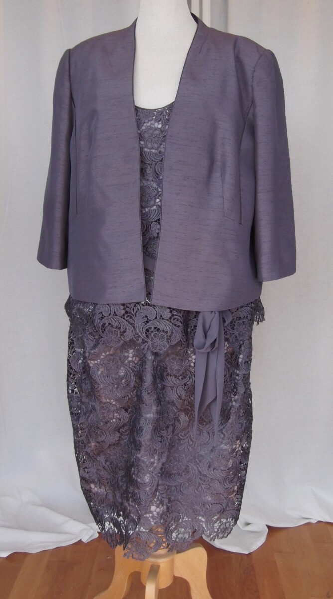 BRAND NEW WITH TAGS MAUVE OPULENT LACE SKIRT & TOP WITH 3D EFFECT OPTIONAL CHIFFON SASH MATCHING MAUVE SHANTUNG JACKET