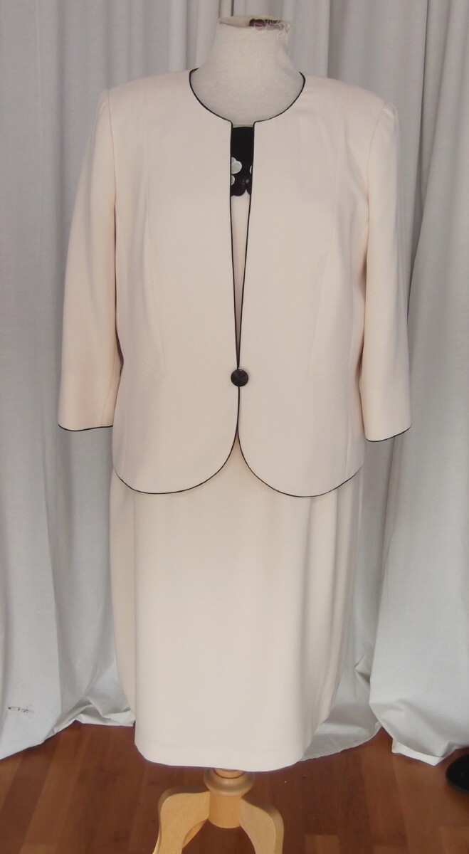 MONOCHROME RANGE IVORY CREPE DRESS LACE FLOWER APPLIQUE AT NECKLINE &IVORY CREPE  JACKET EDGED IN BLACK