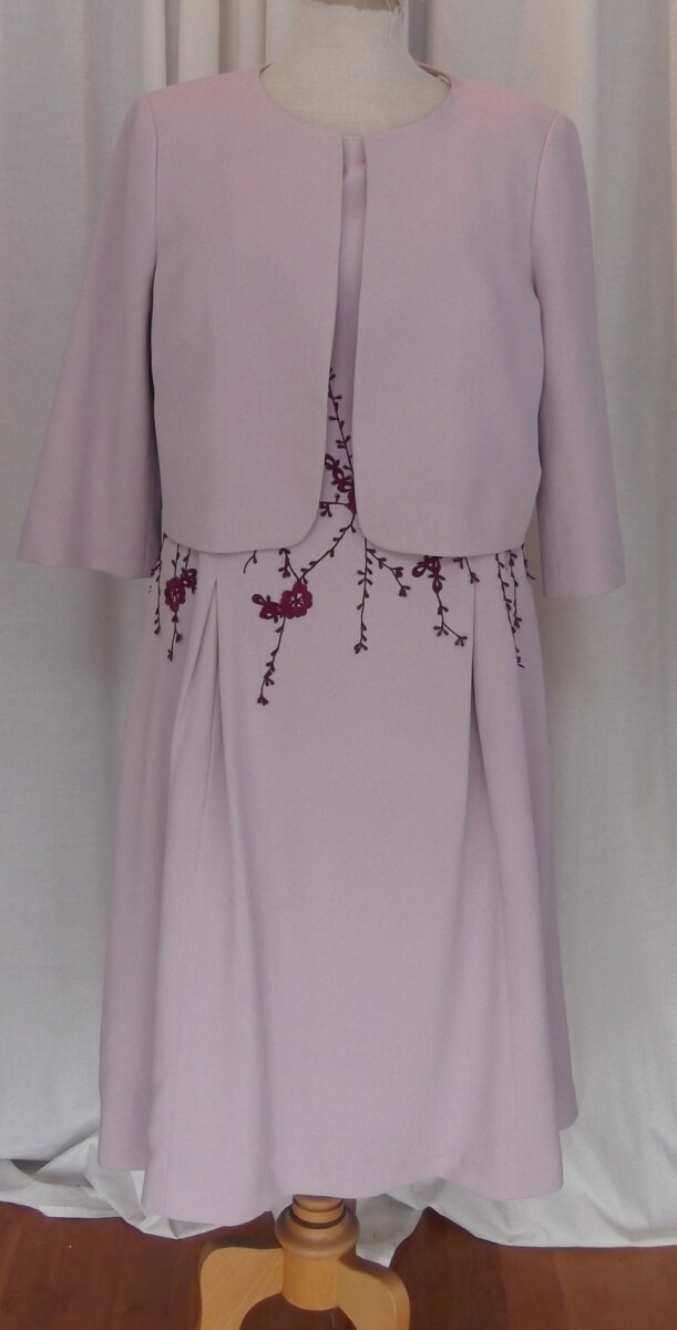 BRAND NEW WITH TAGS JACQUES VERT COLLECTION VALENCIA  SOFT LILAC CREPE FFIT & FLARE DRESS BURGUNDY APPLIQUE PRELOVED SOFT LILAC CREPE SHORT JACKET