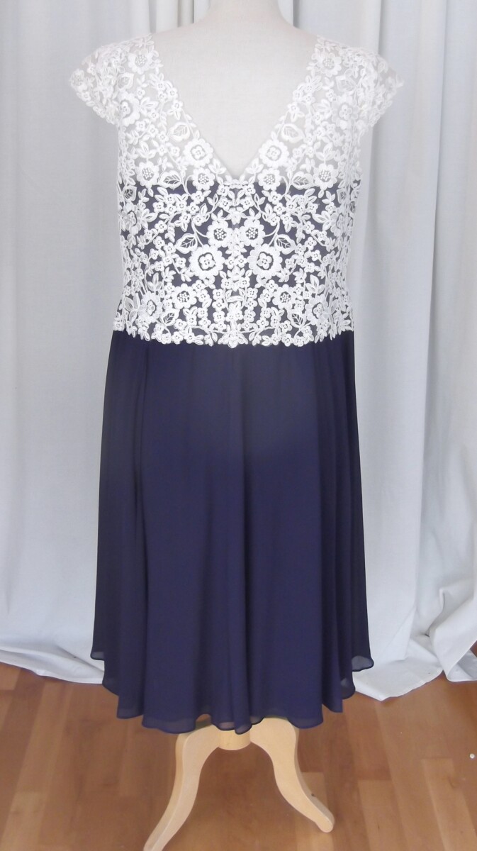 JACQUES VERT COLLECTION PURPLE CHIFFON DRESS WITH IVORY LACE BODICE 8 ADDITIONAL CHIFFON PANELS TO SKIRT